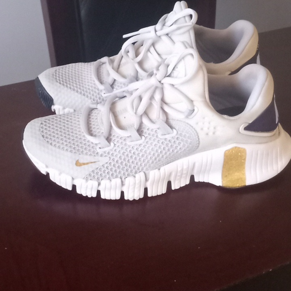 NIKE Free Metcon 4 Training Shoe in Pure Platinum/ Gold Coin Size US 6.5